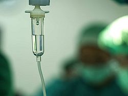 Infusion, Symbolbild für die Therapie mit Antikörpern gegen Alzheimer