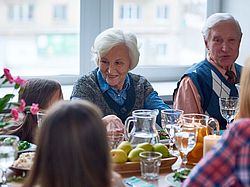 Familie beim Abendessen