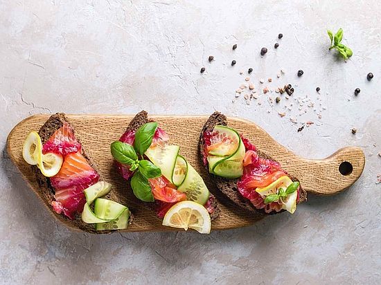 Drei Vollkornbrote mit Lachs, rote Beete und Zitrone