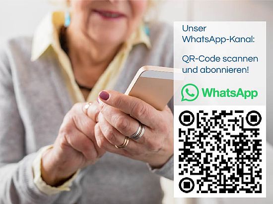 AFI-WhatsApp-Kanal Seniorin mit Smartphone - Info zu AFI WhatsApp-Kanal